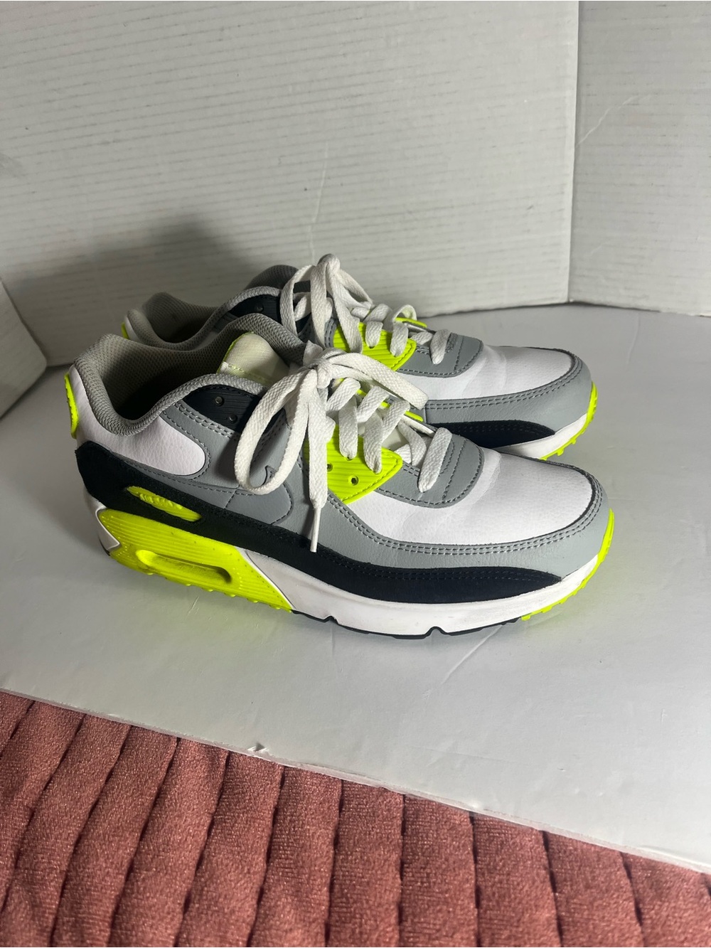 Nike big kid Airmax size 7 youth good condition